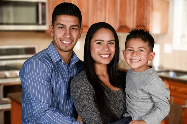 Lycklig ung familj — Stockfoto