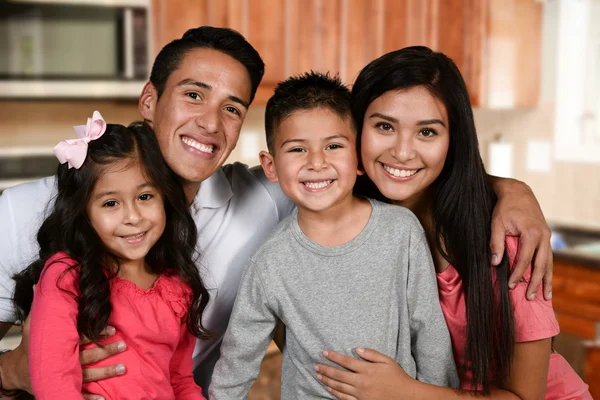 Lycklig ung familj — Stockfoto