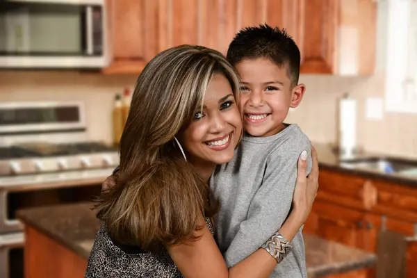 Feliz joven madre —  Fotos de Stock