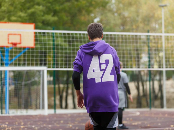 Adolescent Mignon Sweat Capuche Violet Jouant Basket Jeune Garçon Avec — Photo
