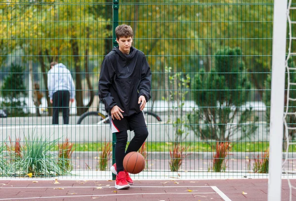 Söt Ung Pojke Spelar Basket Gatan Lekplats Tonåring Med Orange — Stockfoto