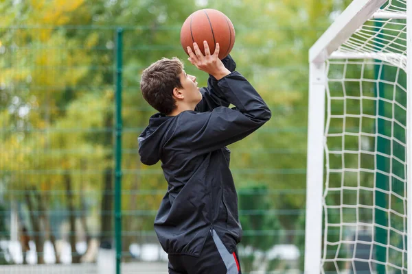 귀여운 운동장에서 농구를 오렌지 농구공을 아이들을 스포츠 — 스톡 사진