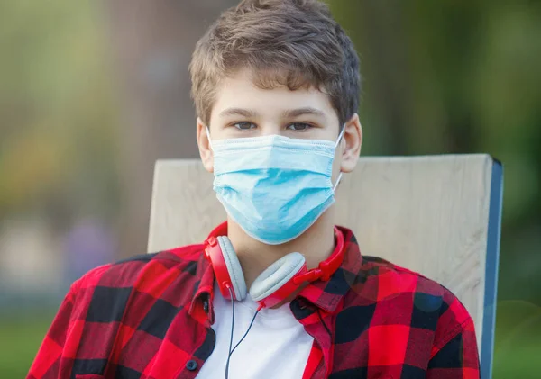 Close Ragazzo Carino Con Cuffie Maschera Protettiva Sul Viso Adolescente — Foto Stock