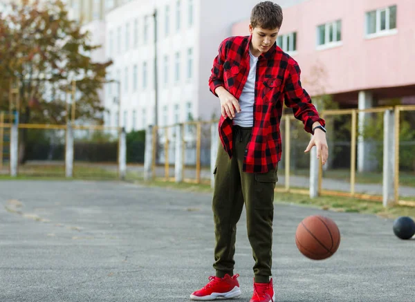 Милий Хлопчик Грає Баскетбол Вуличному Майданчику Підліток Червоній Перевірці Фланелевої — стокове фото