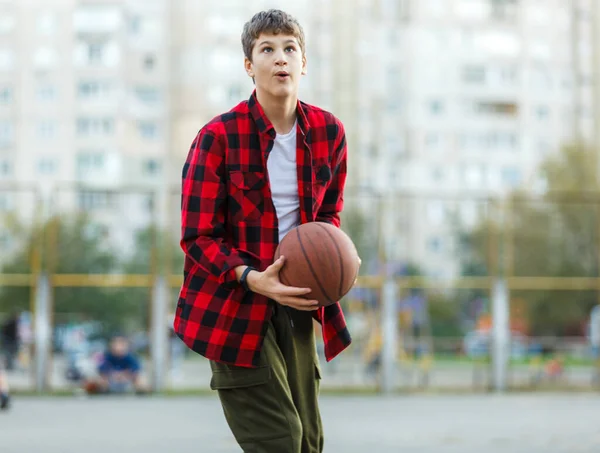 Netter Kleiner Junge Spielt Basketball Auf Einem Spielplatz Teenager Rot — Stockfoto