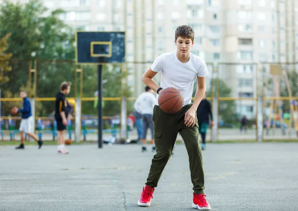 Netter Kleiner Junge Spielt Basketball Auf Einem Spielplatz Teenager Weißem — Stockfoto