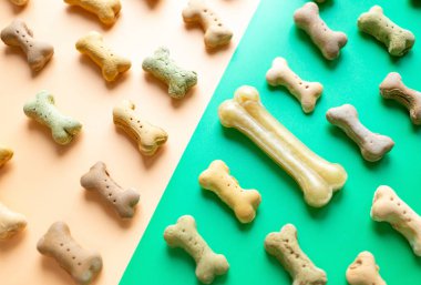 Yeşil duvar kağıdı arka planında küçük renkli köpek kemiği deseni.