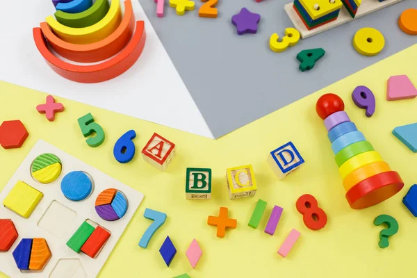 Holzspielzeug Auf Gelbem Grauen Papier Lernspielzeug Blöcke Pyramide Zahlen Spielzeug — Stockfoto