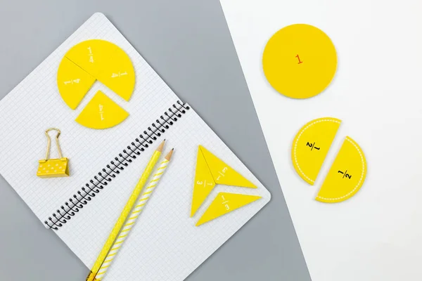 Kreative Trendfarben Mathe Brüche Notizblock Auf Gelbgrauem Hintergrund Interessante Lustige — Stockfoto