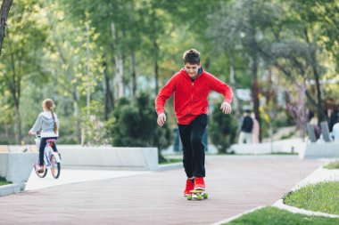 Gençler boş zamanlarını şehir parkında paten yaparak geçirirler. Serbest stilde pratik yapmak, numaralar yapmak. Şirin bir çocuk kaykayıyla güneşli bir günün tadını çıkarıyor. Hobi, spor