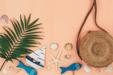 Tropik palmiye yaprakları, hasır şapka, denizyıldızı, pastel mercan turuncu arka planda deniz kabukları. Moda tropikal desen. Moda kıyafetleri ve aksesuarlar. Düz yatıyordu. Yaz, tatil, tatil konsepti.