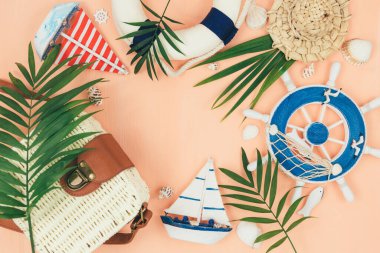 Tropik palmiye yaprakları, hasır şapka, denizyıldızı, pastel mercan turuncu arka planda deniz kabukları. Moda tropikal desen. Moda kıyafetleri ve aksesuarlar. Düz yatıyordu. Yaz, tatil, tatil konsepti.