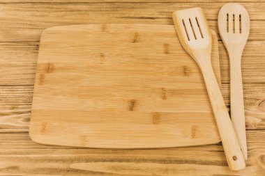 Boş pizza tahtası, ahşap çatal bıçak takımı ve tahta masa peçetesi. Boş tepsi. Model.