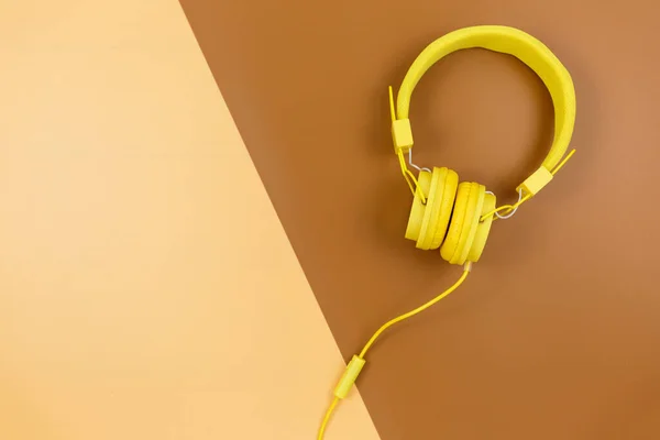 Yellow Headphones Brown Background Trendy Accessories Flat Lay Close Summer — Stock Photo, Image