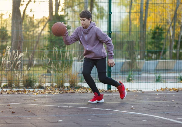 Söta Teenager Med Orange Basket Spelar Basket Gatan Lekplats Våren — Stockfoto