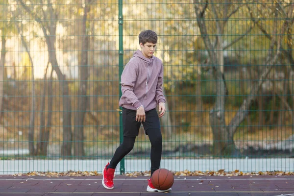Aranyos Tini Narancssárga Kosárlabdával Kosarazik Utcán Játszótéren Tavasszal Nyáron Hobbi — Stock Fotó