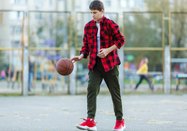 Милий Хлопчик Грає Баскетбол Вуличному Майданчику Підліток Червоній Фланельній Перевіреній — стокове фото