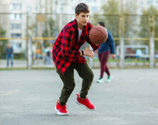 Jeune Garçon Mignon Joue Basket Sur Une Aire Jeux Rue — Photo