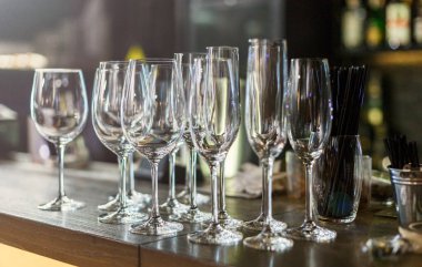 Restorandaki ya da bardaki masada boş beyaz şarap bardakları. Masa kurulumu, kapatın. Alkol için gözlük.