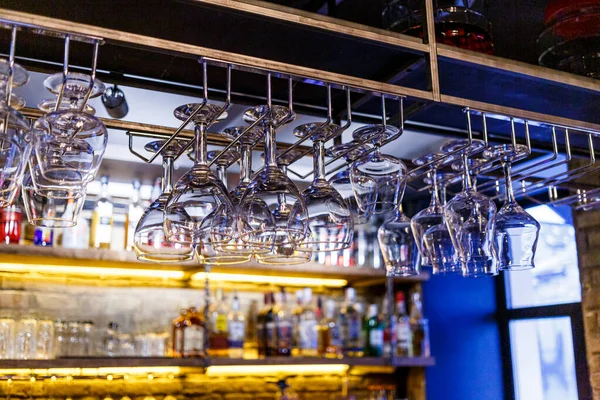 レストランやバーでのショーケースに空のワイングラスの行 テーブルの設定を閉じます アルコール用ガラス — ストック写真