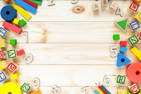 Holzwürfel Abc Auf Holztisch Spielzeugblöcke Pyramiden Bleistifte Zahlen Spielzeug Für — Stockfoto