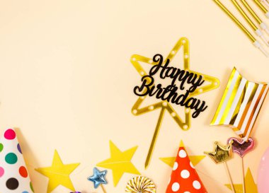 Doğum günü kutlaması ya da parti için arka plan. Renkli balonlar, konfeti, mumlar, bej renkli pastel arka planda şeritler. Metin için bir yer olan kopyalama alanı kullan