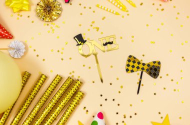 Doğum günü kutlaması ya da parti için arka plan. Renkli balonlar, konfeti, mumlar, bej renkli pastel arka planda şeritler. Metin için bir yer olan kopyalama alanı kullan