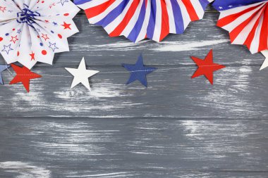 Amerikan bağımsızlığının 4 Temmuz günü için dekorasyonlar, bayrak, mumlar, pipetler, kağıt hayranları. Tahta arka planda ABD tatil süslemeleri, üst manzara, düz yatış