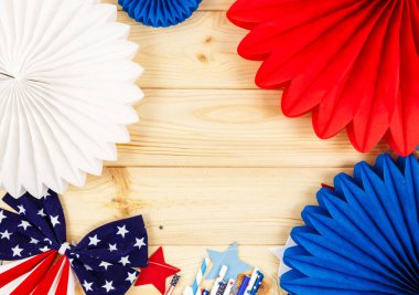 Amerikan bağımsızlığının 4 Temmuz günü için dekorasyonlar, bayrak, mumlar, pipetler, kağıt hayranları. Tahta arka planda ABD tatil süslemeleri, üst manzara, düz yatış
