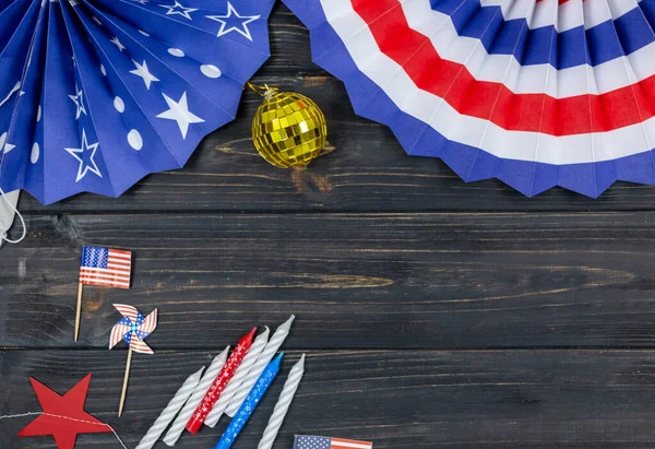 美国独立日的装饰 木制底座上的美国假日装饰 顶视图 — 图库照片