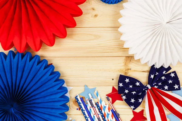アメリカ独立 ろうそく 紙のファンの7月4日の日の装飾 木製の背景にアメリカの休日の装飾 トップビュー フラットレイアウト — ストック写真