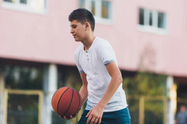 Jeune Garçon Mignon Joue Basket Ball Sur Terrain Jeu Rue — Photo