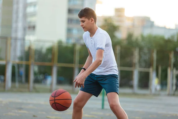 Menino Bonito Joga Basquete Playground Rua Verão Adolescente Uma Camiseta — Fotografia de Stock