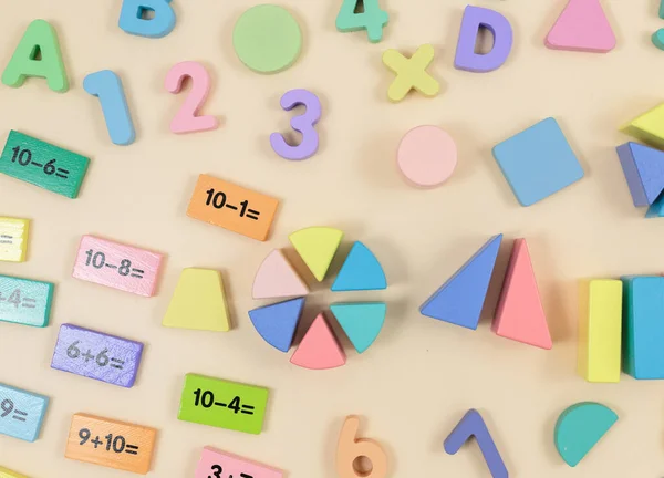 五彩斑斓的木制碎片米色桌子上的数字时髦的拼图玩具 几何形状 回学校去幼儿园 幼儿园或托儿所的教育玩具 靠近点 — 图库照片