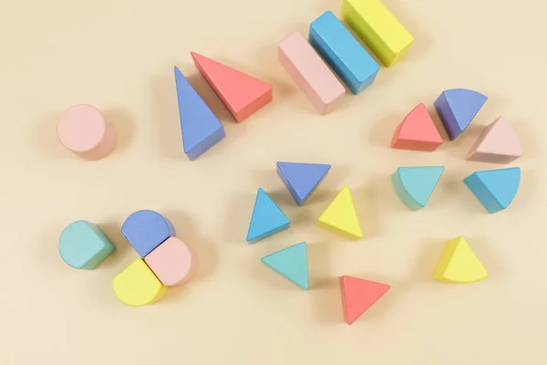 Bunte Holzscheite Auf Einem Beigen Tisch Trendiges Puzzle Spielzeug Geometrische — Stockfoto