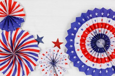 Amerikan bağımsızlığının 4 Temmuz günü için süslemeler, bayrak, pipetler, kağıt hayranları. Beyaz ahşap arka planda ABD tatil süslemeleri, üst manzara, düz yatış