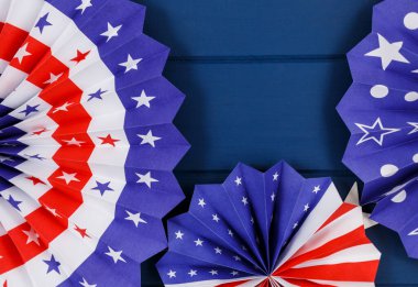 Amerikan bağımsızlığının 4 Temmuz günü için dekorasyonlar, bayrak, mumlar, pipetler, kağıt hayranları. Mavi arka planda ABD tatil süslemeleri, üst manzara, düz yatış