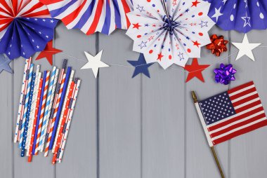 Amerikan bağımsızlığının 4 Temmuz günü için dekorasyonlar, bayrak, mumlar, pipetler, kağıt hayranları. ABD tatil süslemeleri gri arka planda, üst görünümde, düz yerde
