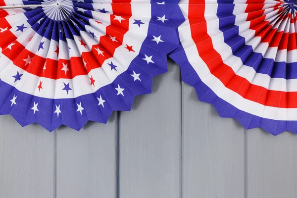 アメリカ独立 ろうそく 紙のファンの7月4日の日の装飾 グレーの背景にアメリカの休日の装飾 トップビュー フラットレイアウト — ストック写真