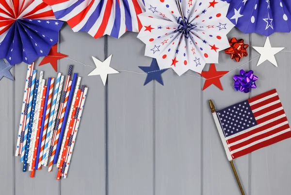 美国独立日的装饰 灰色背景的美国假日装饰 顶视图 — 图库照片