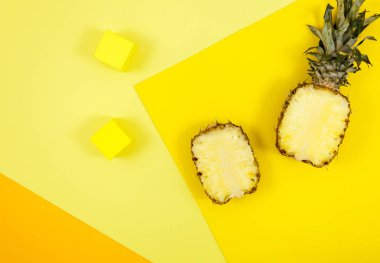 Geometrik formları ve ürün sunumu için podyumları olan son moda parlak bir arka plan. Ürünleri göstermek için ananas ve podyumlar. Yaz, tatiller, yemek konsepti. Düz yat, üst görünüm, maket yap.