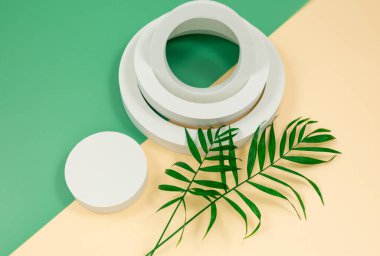 Ürün sunumu için palmiye yaprakları ve geometrik formları olan soyut sarı arka plan. Yaz kavramı. Düz yat, üst görünüm, maket yap..