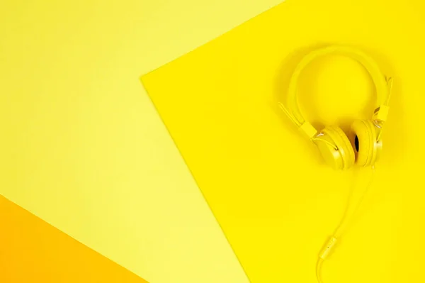 Yellow Headphones Yellow Background Music Concept — Stock Photo, Image