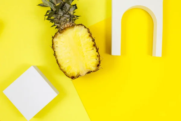幾何学的な形と製品プレゼンテーションのための表彰台と明るい黄色の背景を傾向があります 製品を表示するパイナップルと表彰台 夏休み食の概念 フラットレイアウト トップビュー モックアップ — ストック写真