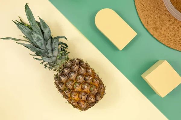 Trendiger Abstrakter Gelb Grüner Hintergrund Mit Ananas Und Geometrischen Formen — Stockfoto