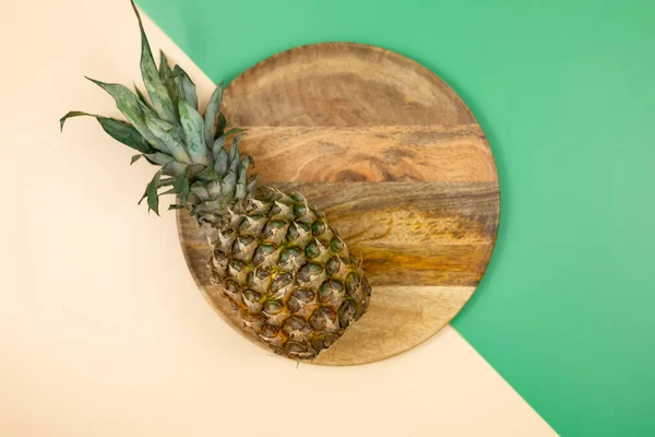 Holztablett Mit Ananas Auf Gelb Grünem Hintergrund Flache Lage Draufsicht — Stockfoto