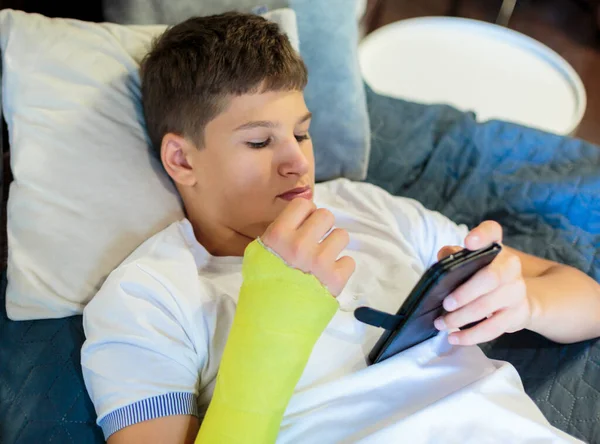 Leuke Jongen Met Gebroken Hand Ontspannend Close Jong Knap Tiener — Stockfoto