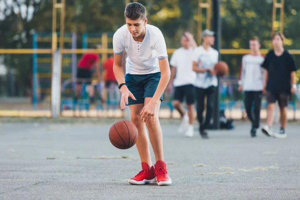 Garçon Mignon Dans Shirt Blanc Joue Basket Sur Une Aire — Photo