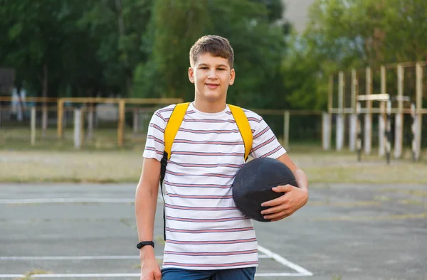 Uroczy Chłopak Shircie Gra Koszykówkę Miejskim Placu Zabaw Aktywny Nastolatek — Zdjęcie stockowe
