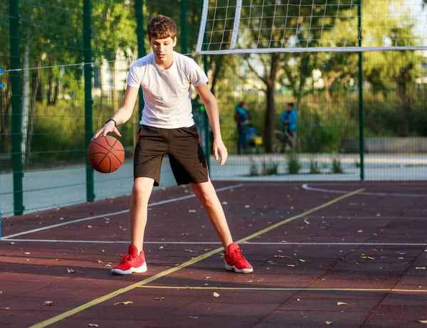 Ein Süßer Junge Shirt Spielt Basketball Auf Einem Städtischen Spielplatz — Stockfoto